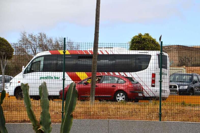 Guagua de la compañia La Pardilla Bus, en la parada próxima al CAE de El Calero (Foto TA)